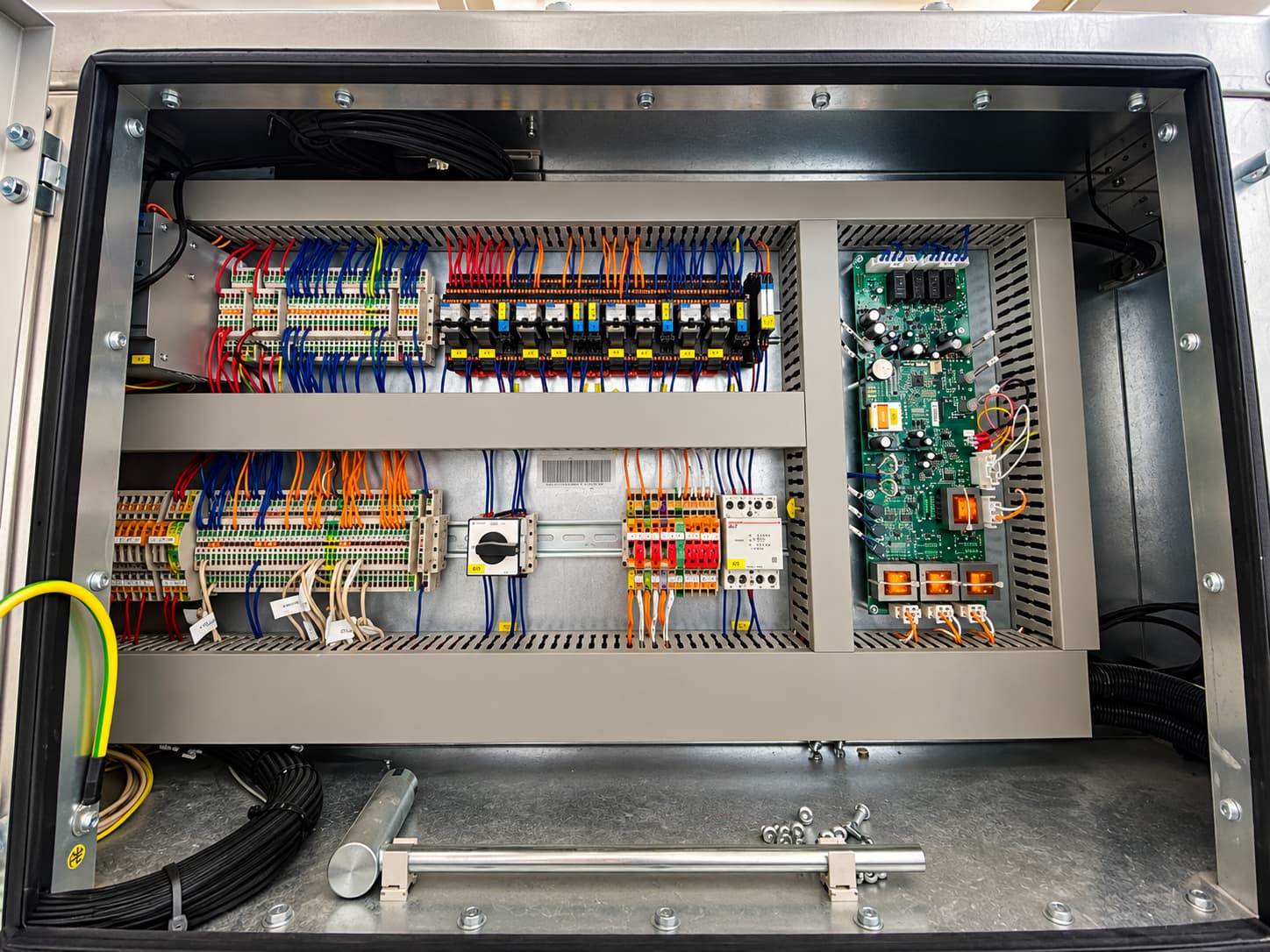 Cablage de commande dans une armoire electrique avec borniers, relais et contacteurs